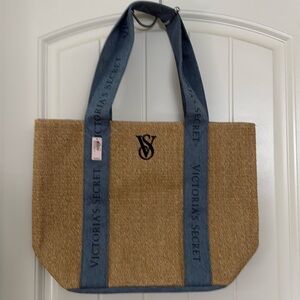 NWT- VICTORIA SECRET TOTE BAG. 
OS